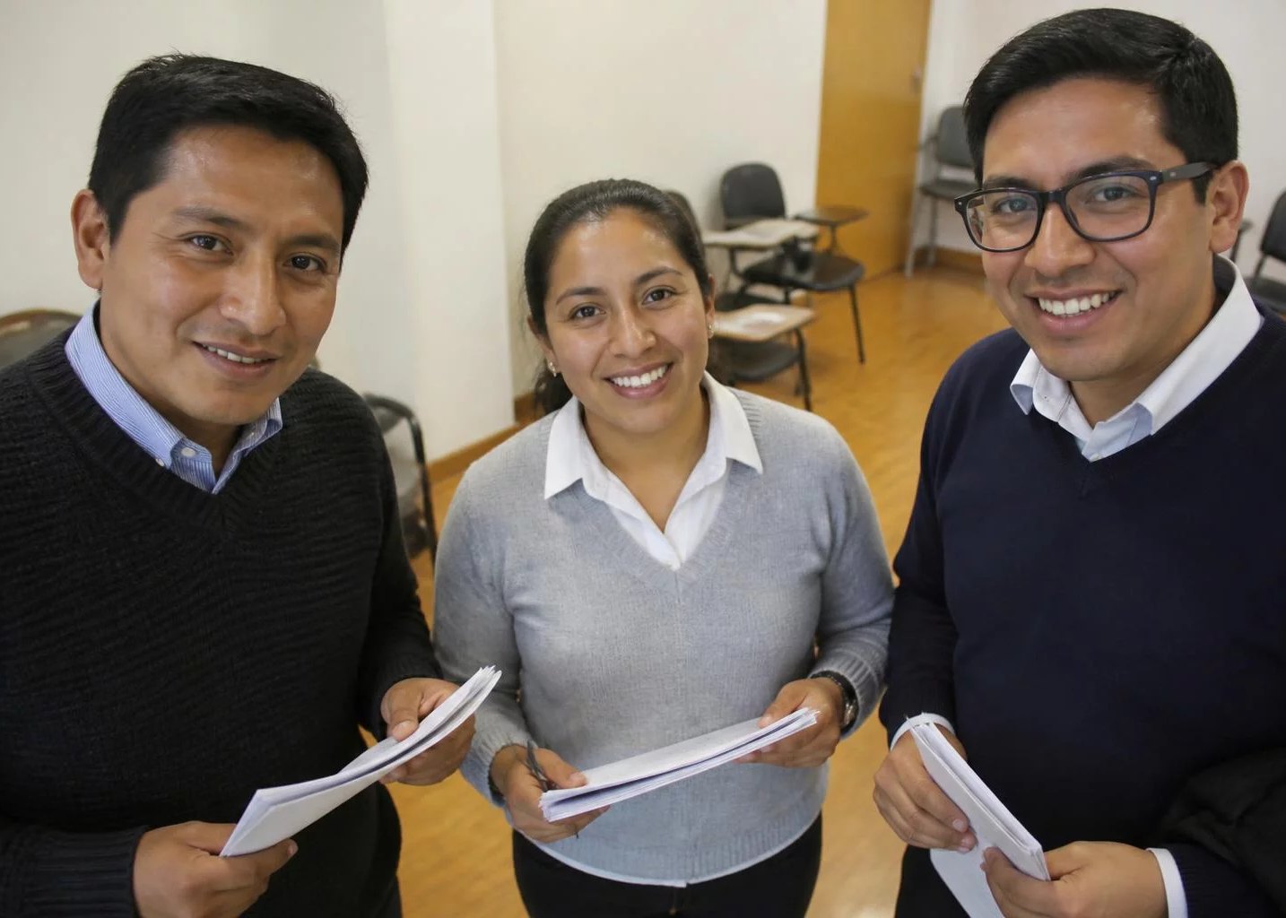 Tres participantes sonrientes al final de la ronda